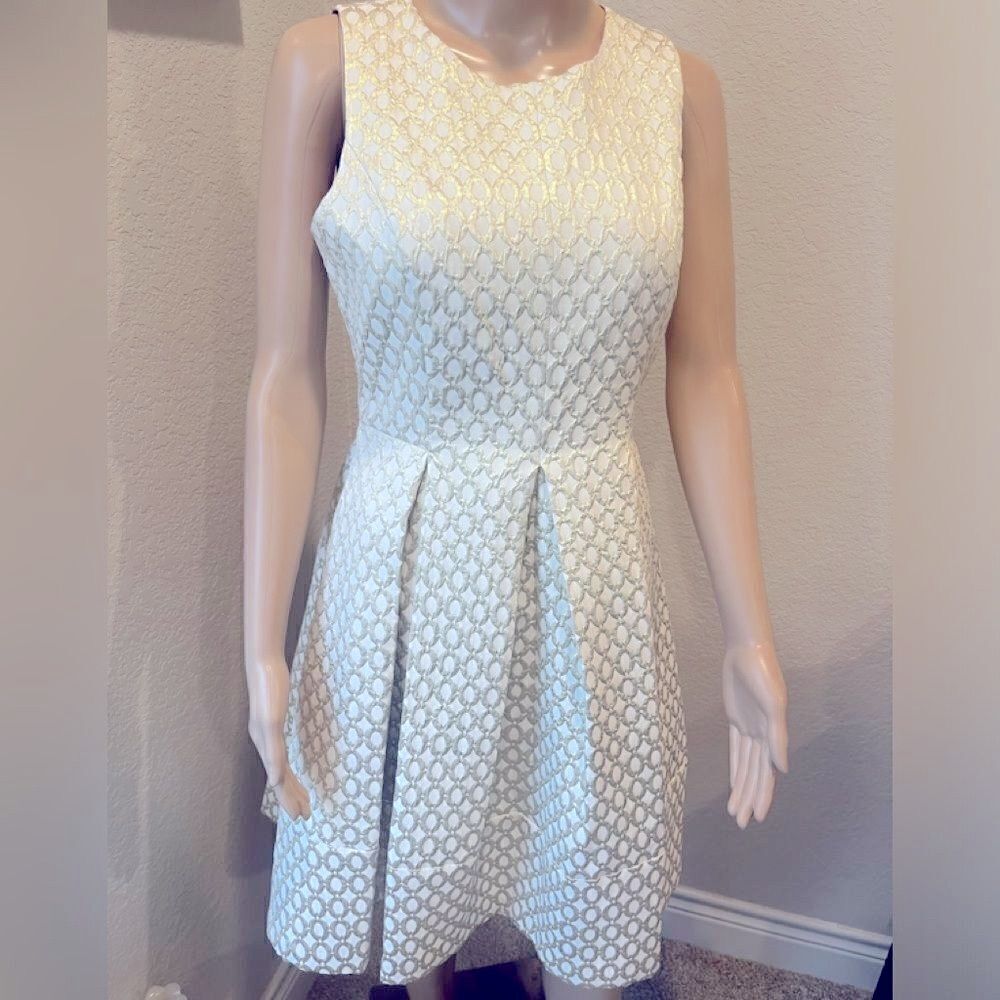 Nwot Eliza J. Gold and cream A-line sleeveless cocktailโdress w/ pockets.